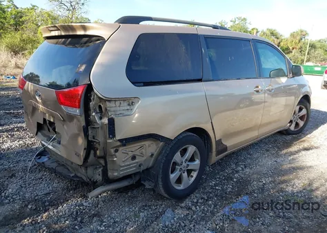 2012 Toyota Sienna Le V6 8 Passenger z USA, uszkodzony, nr VIN 5TDKK3DC3CS255879